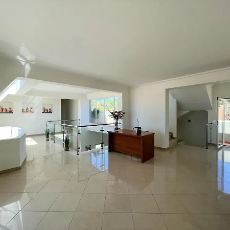 Vila Amazing With Pool By Homing